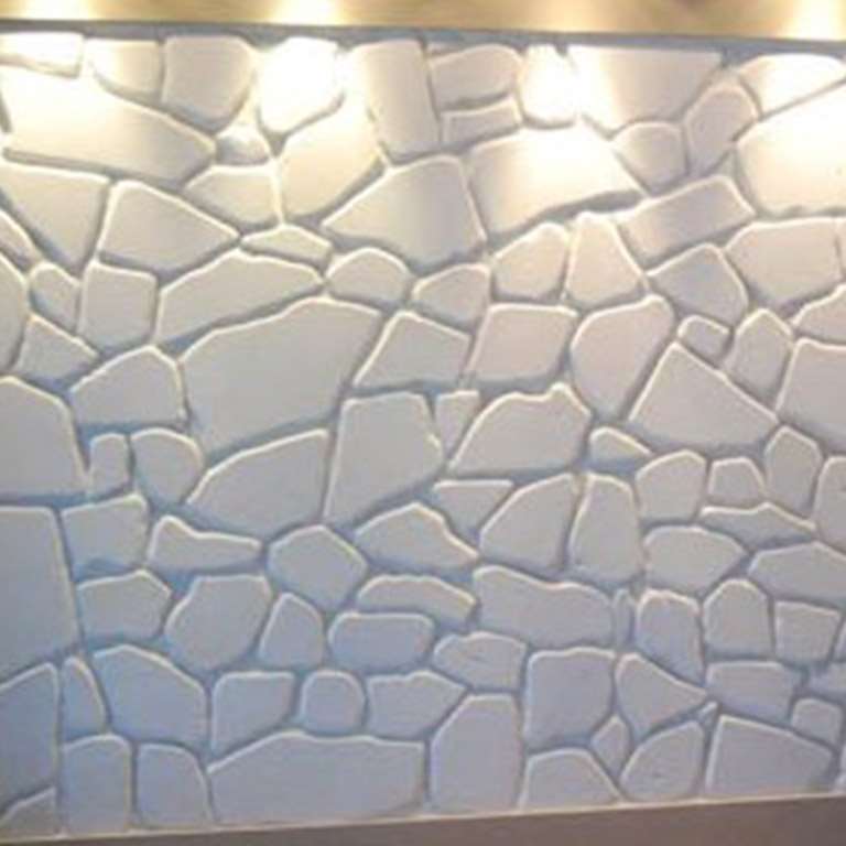 Hvid marmor i brudfliser på en væg