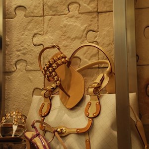 dekorations væg i skobutik