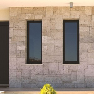 husfacade med firkantet sten